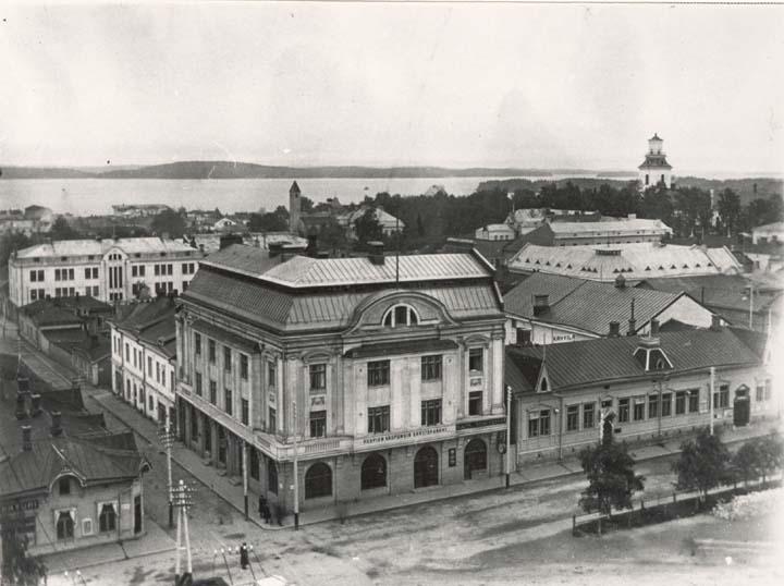 Vuonna 1947 korkean ullakon tilalle rakennettiin kolmas kerros niin, että räystäslinja säilyi ennallaan.