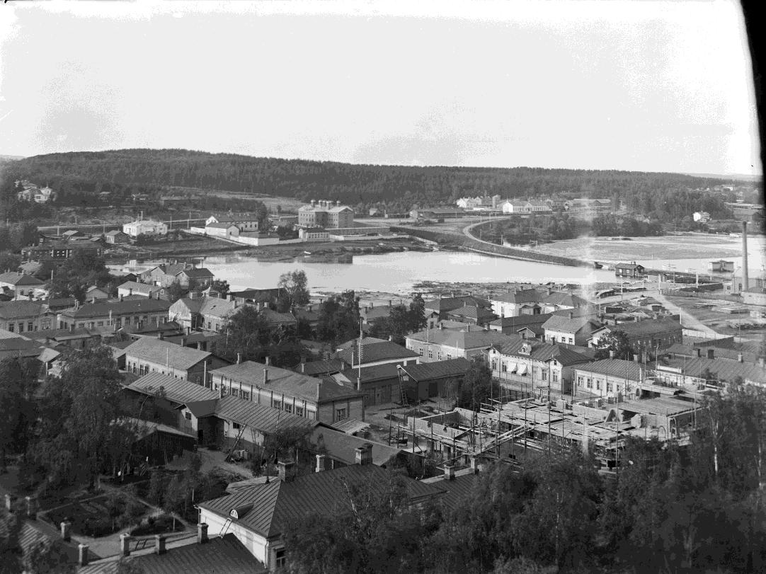 20 16. Näkymä tuomiokirkon tornista yli puutalokaupungin sataman suuntaan vuonna 1906. Etualalla museon rakennustyömaa. Maljalahden takana näkyy lääninvankila ainoana kivirakennuksena.