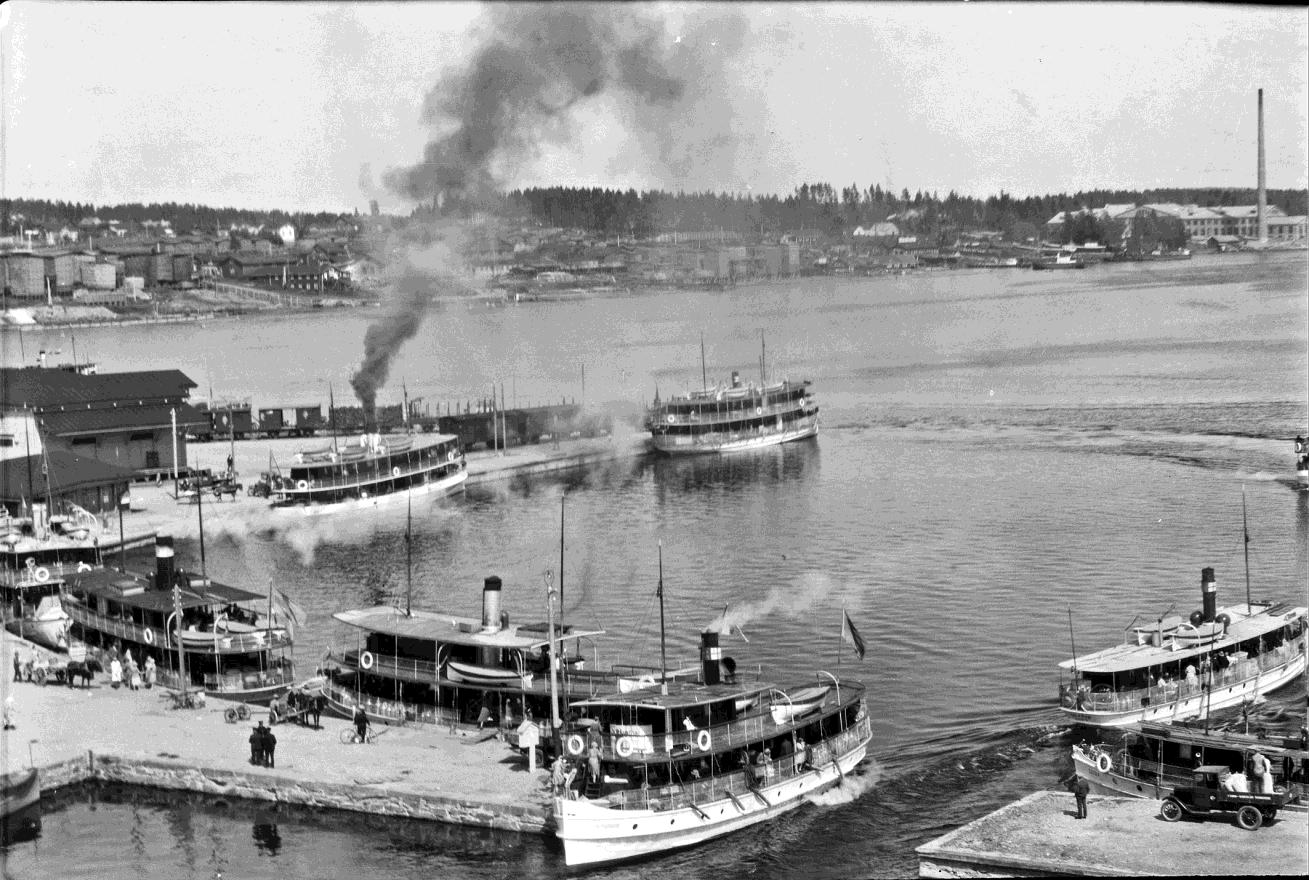 22 Bomanin perheestä. Asiakassuhde Puuseppään jatkui. Perukirjassa vuodelta 1915 on 1089,59 markan velka Puusepälle.