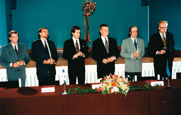 19.9.1997 allekirjoitettiin Saarenmaa Yliopistokeskus säätiön perustamiskirja.