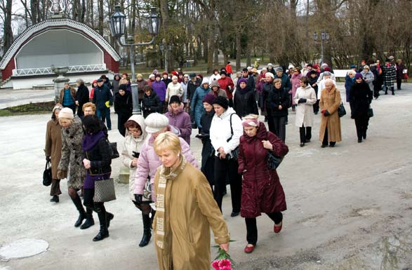 Ikääntyvien yliopiston opiskelijat menossa Kuressaaren