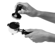 STOLLAR PROFESSIONAL 800 COLLECTION Fresca Espresso Machine OMADUSED (jätkub) KÄED-VABAD JAHVATUS OTSE PORTAFILTRISSE Fresca Espresso Machine il on sisseehitatud jahvatusraam, mis toetab täielikult