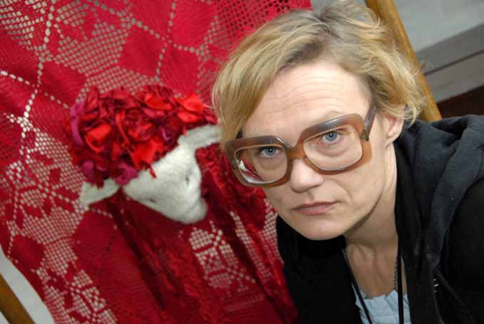 Vaikuttava näky on kiinnitetty punaiseksi värjätylle virkatulle pitsiliinalle. Teos on osa Helsingin Tuomiokirkkoseurakunnan nuorisotyön kirkkotekstiilisarjaa.