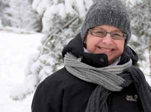 WWF Suomen ympäristökasvattaja Essi Aarnio-Linnanvuori johdattelee kiljahtelevaa laumaa kohti metsää, mutta jo koulun takapihalla tokaluokkalainen Elmeri tekee ensimmäisen havainnon.