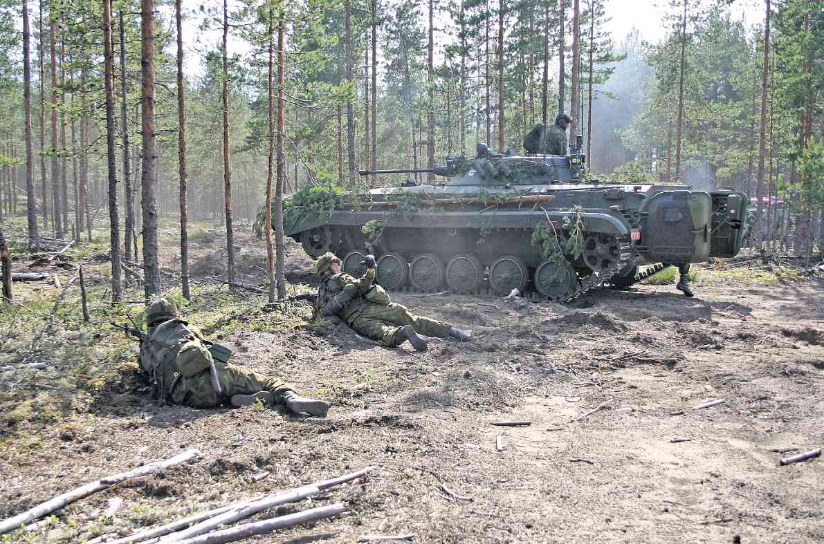 Reserviläinen 4/2014 NÄKÖKULMA 13 MerIvoIMat Merivoimien oman reserviupseerikurssin toteuttaa Merisotakoulu.