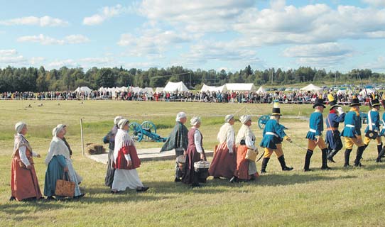 Svenskarna har däremot inte upplevt krig, svårigheter i samband med krig och har med andra ord inte erfarenheten av vördnad och heder på samma sätt som oss nländare.