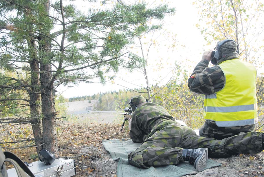 Samalla tarjotaan mahdollisuus kokeilla silmän ja käden tarkkuutta kenties vuosienkin tauon jälkeen sekä palauttaa mieliin sotilasjohtamisen perusasioita varusmiesajalta.