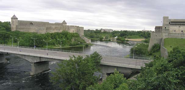 Narvajoen vasemmalla puolen on Narvan linnan venäläinen