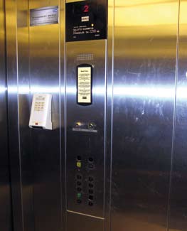 Hissikori on tarpeeksi tilava, joten hississä mahtuu kääntymään ympäri pyörätuolillakin ja hissistä on helppo poistua. Hissin yleisvalaistus on hyvä.