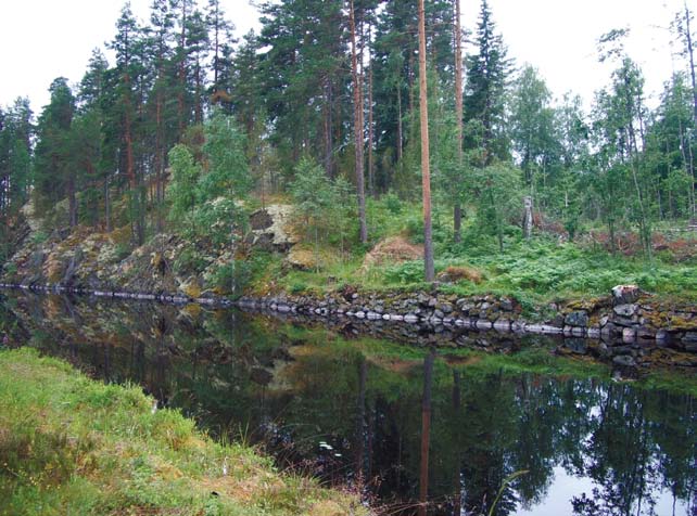 Kenraali Suvorovin johdolla rakennetun Kukonharjun kanavan kivettyä uomaa Ruokolahden ja Puumalan rajalla. Kuva Marianna Niukkanen, Museovirasto.