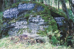 Vainajien karsikot ja ristipuut Suomessa. Punainen = kunnasta kaksi tai useampia tietoja; keltainen = kunnasta yksi tieto. Kartta Teemu Mökkönen, Museovirasto. Lähde Laitinen (toim.), 2001.