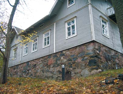 Pohjan Gennäsin myöhäiskeskiaikaisesta kartanolinnasta on jäljellä holvattu kellarikerros, jonka päälle on myöhemmin rakennettu puinen päärakennus. Kuva Marianna Niukkanen, Museovirasto.