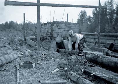 Miilutyyppinen talonpoikainen tiilenpolttouuni Ilmajoen Nopankylässä vuonna 1939. Kuva Samuli Paulaharju, Museoviraston kuva-arkisto.