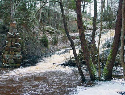 Kranssi oli katettu paitsi panostusaukon kohdalta, sillä piipusta kohosi tulenlieskoja.