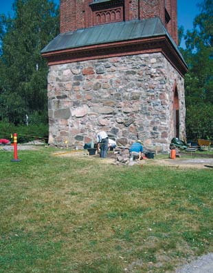 Suojelu: Kirkkojen lattian alla olevat kirkkohaudat ovat muinaismuistolain rauhoittamia.