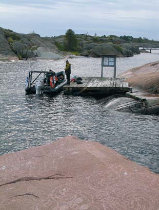 Satamat ja lastauspaikat Meriteitse tuotuja malmikiviä Hankoniemellä Skogbyssä, ruukin päälaiturin paikalla. Kuva Timo Kantonen, Museovirasto.