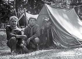 Eräs merkittävimmistä nuorten harrastustoiminnoista on ollut partiotoiminta. Maunulan partiotoimintaa on harjoitettu yli 50 vuotta; toiminta käynnistyi jo 1940-luvun lopulla.