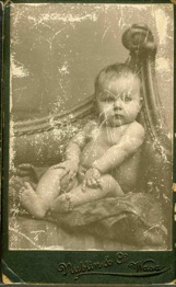 elokuuta 1905 Varkaudessa, jonka konepajassa Riku tällöin työskentelee. Toinen lapsi, Martta, syntyy vajaan vuoden kuluttua 17. kesäkuuta 1906.