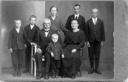 Yllä perhekuva noin vuodelta 1926. Seisomassa Viljo, Veikko, Elna, Toivo ja Eero. Istumassa Rikhard ja Lyydia, joiden välissä pieni Jussi.