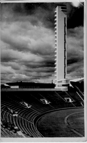 Helsingin-terveisiä Viljon lähettämässä Helsingin upouutta olympiastadionia esittävässä kortissa asiat liittyvät Toivon kertausharjoituksiin, joissa tämä saa aseseppäkoulutuksen.