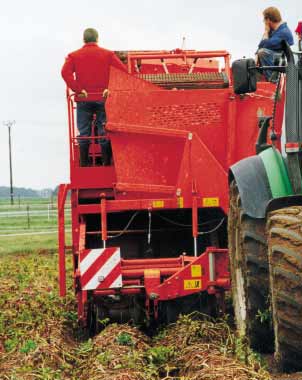 Grimme SE 150-60 Sivulta nostava kaksirivinen nostokone Suuritehoinen traktori ja nostokone pienen pintapaineen renkailla varustettuina perunannostotyössä.