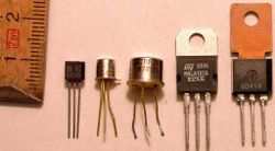 Kuva 8: Elektroniputki Kuva 7: Transistoreja Integroidut piirit tulivat ensi kertaa markkinoille vuonna 1961.