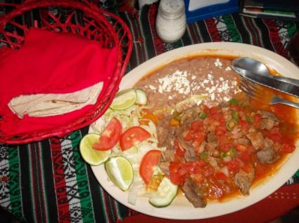 31 Kuva 8: Taco de pastor y taco de bistec. (Sini Hakkarainen.) Muita maissitortilloista valmistettuja syötäviä ovat chalupa, sope, gordita, flautas ja enchiladas.