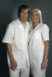 KUVA II www.sedu.fi Denotaatio, mitä kuvassa on ilmitasolla? Kuvassa on kaksi valkeisiin lyhythihaisiin paitoihin ja valkeisiin housuihin pukeutunutta nuorta henkilöä tummaa taustaa vasten.