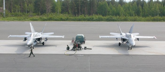 Lentopolttoaineen automaattinen seurantajärjestelmä 5 suojarakentein.