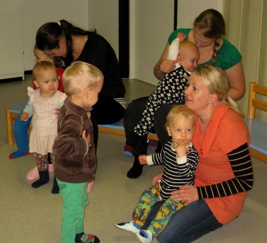 Perhe avoimissa varhaiskasvatuspalveluissa Avoimissa varhaiskasvatuspalveluissa vanhemmat tutustuvat toisiin perheisiin. He saavat uusia ystäviä ja pääsevät käyttämään suomen kieltä.