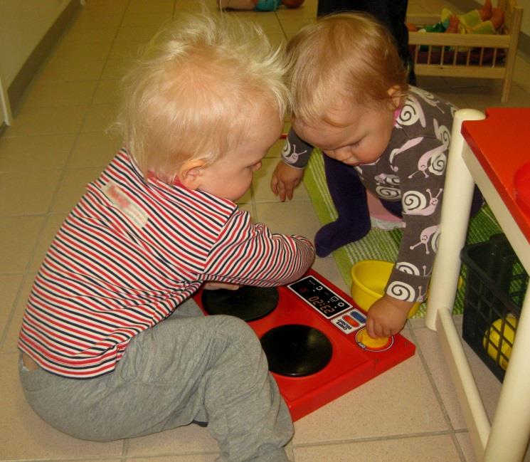 Perheet pääsevät laulamaan ja leikkimään yhdessä. Vanhemmat ja lapset oppivat suomalaisia lastenlauluja. Vanhemmat ja lapset voivat askarrella yhdessä.