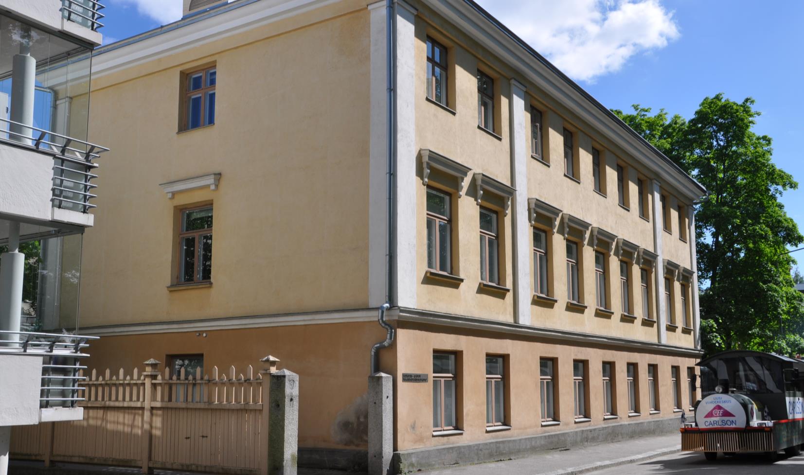SEPÄNKATU 9 70100 KUOPIO MYYDÄÄN ARVOKIINTEISTÖ KUOPION KESKUSTASSA TARJOUSTEN PERUSTEELLA PERUSTIETOA KOHTEESTA Myynnin kohteena Kuopiossa sijaitsevat Maanmittauslaitoksen virastorakennus ja