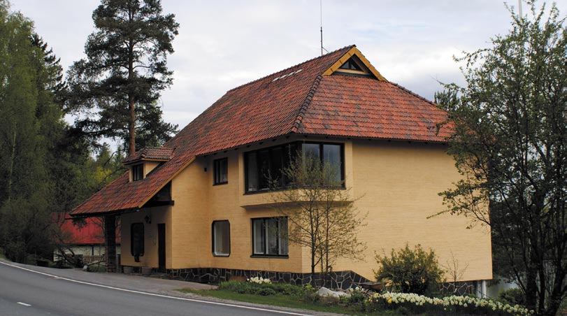 Kuva apteekin sisätiloista. Kangasalan apteekki muutti Ukkijärven rantaan apteekkari Helvi Veijolan rakennuttamaan taloon vuonna 1952. Apteekki siirtyi keskelle kylää vuonna 1971.