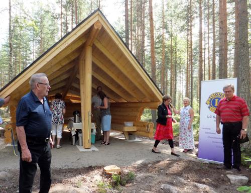 2 LC Karvia rakensi laavun - Matti Pihlajaviita 50-vuotislahjana LC Karvia rakensi kuntalaisille laavun, jonka kustannukset olivat 3.700 euroa sisältäen Aarne Ritari-säätiöltä saadun avustuksen.