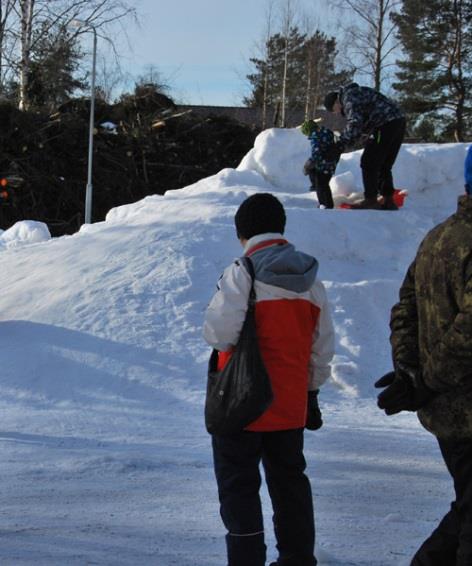 6 Poniajelu oli ohjelmassa ensimmäistä kertaa, laskiaiseen tietenkin sopivana. Tunnin sovittu ajelu venyi kahteen tuntiin. Shetlanninponille, omistajalle ja ohjaajille lämpimät kiitokset.
