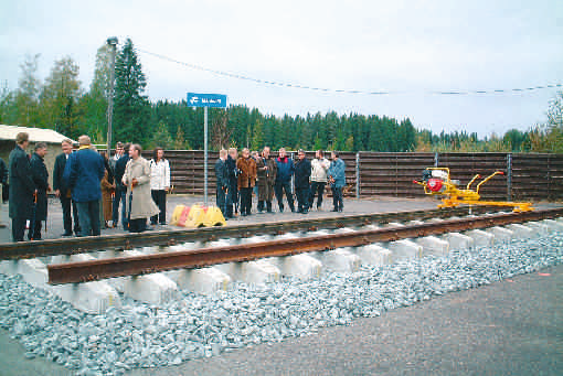 VR-Rata toteutti Keravan ja Lahden väliselle oikoradalle rautatieteknisiä järjestelmiä, päällysrakenteita, turvalaitejärjestelmiä ja sähköistystä.