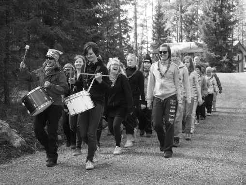 18 MENNEITÄ Leirin iloiset marssiharjoitukset sivat leiriin.