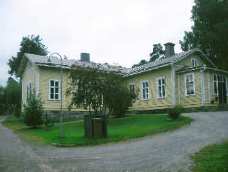 Öllerinkatu 9 Ensimmäinen rautatieläisten koulu valmistui Öllerinkatu 9:ään rautatieylihallituksen toimesta 1880. Rakennus toimi rautatiesairaalana 1961 66.