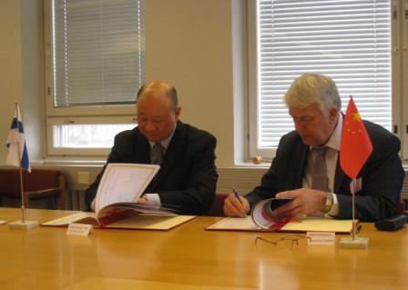 UUSI YHTEISTYÖSOPIMUS KIINAAN Etelä-Savo allekirjoitti maanantaina 16. huhtikuuta yhteistyösopimuksen kiinalaisen Hubein maakunnan kanssa. Yhteistyösopimus on Etelä-Savolle jo toinen.