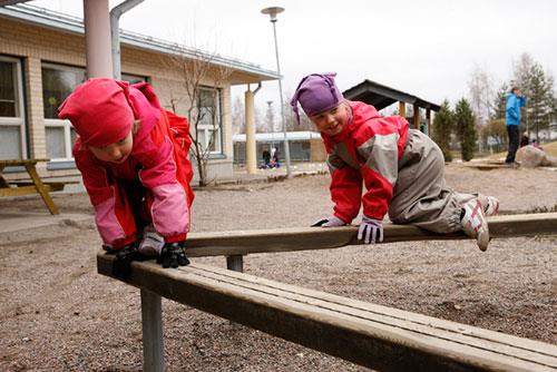 Riskeistä rikas lapsuus Kun sohva toimii trampoliinina, korkein kivikko täytyy valloittaa ja keinulla yritetään kuuhun, pääsee aikuisen suusta helposti Älä! tai Varo!