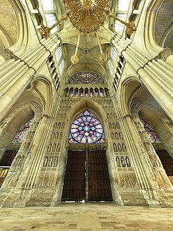 Sen tarkoituksena on suojella kulttuuri- ja luonnonperintökohteita. Notre Dame täyttää ensi vuonna 850 vuotta, ja siellä järjestetään monia juhlallisuuksia. Kirkkoon pääsee helposti Pariisin metrolla.