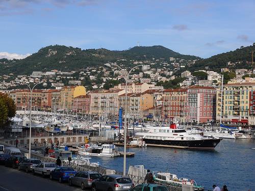 Nizza Nizza on kaupunki Ranskan koillisrannikolla, Rivieralla. Se on suosittu matkakohde rantabulevardeineen ja barokkirakennuksineen. Nizzasta löytyy monia nähtävyyksiä, kuten vanhakaupunki.