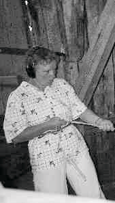 TARVAS 1/10 Suntio Leena Tamminen soittamassa ehtookelloja juhannusaattona 1986. Kuva: Asko Tamminen SUNTIO MUISTELEE Leena sammuttamassa kynttilöitä jumalanpalveluksen päätyttyä helluntaina 2010.