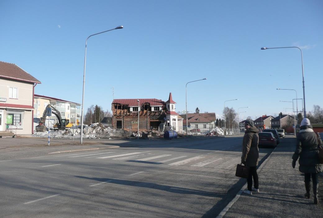 puutarha. Apteekintalo on jäänyt tontin ainoaksi rakennukseksi, vaikka pihaan on aikaisemmin kuulunut useita ulkorakennuksia.