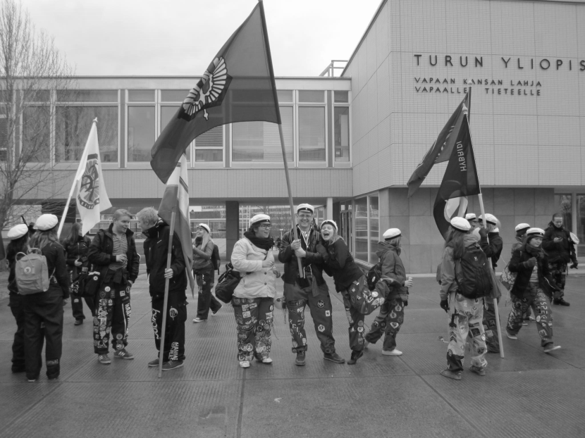 ilmaista kahvia sekä erilaisia ainejärjestön oheistarvikkeita, kuten haalarimerkkejä ja luentomonisteita. Toimisto on hyvä paikka viettää luentotaukoja hyvässä seurassa.