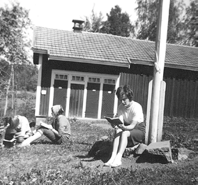 Vihdin seurakunta Vakka 40 vuotta sitten ripille päässeiden kutsutilaisuus Leirillä opiskeltiin ahkerasti. Tytti Kaipainen toimi v. 1966 kesäteologina rippikoululeirin opettajana.