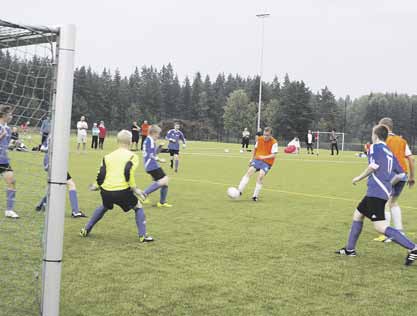 12 Uusi jalkapallokenttä Marttilaan on kesän aikana valmistunut uusi viralliset mitat täyttävä jalkapallokenttä. SE jos mikä on positiivista.
