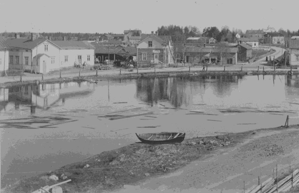 ) Detta betyder att det första apoteket fanns på nästan exakt samma ställe som det nuvarande apoteket. Apoteket bestod av en officin (expeditionsrum), materialrum, källare och vind.