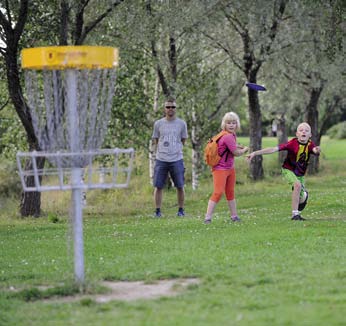 FRISBEEGOLF Frisbeegolfissa on sama perusperiaate kuin perinteisessä golfissakin pelata rata alusta loppuun mahdollisimman vähin heitoin.