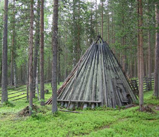 Levillä näitä jälkiä voidaan seurata aina kivikaudelle saakka. Esihistoriasta kertovia jälkiä, jotka Levillä ovat pääasiassa yksittäisiä muinaismuistoja (mm. asuin- ja hautapaikat), on löydetty mm.